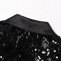 Blazer de luxe brillant à sequins, coupe ajustée, en satin de soie, avec revers crantés et bordure en plumes d'autruche aux manches