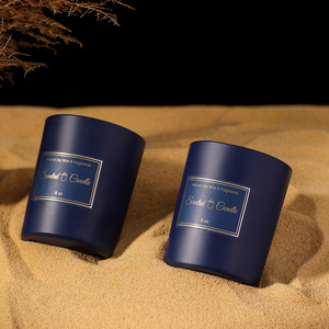 Set de regalo de velas aromáticas en vidrio: Un set de regalo sofisticado con velas aromáticas en forma de vidrio y fragancia duradera. - Product Image 1
