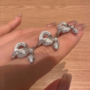 Anillo de Plata Pura S925 con Diseño de Serpiente Enrollada, Estilo Vintage Único con Baño de Oro de 18K, Exquisito Anillo de Alta Gama de Talla Única - Product Image 1