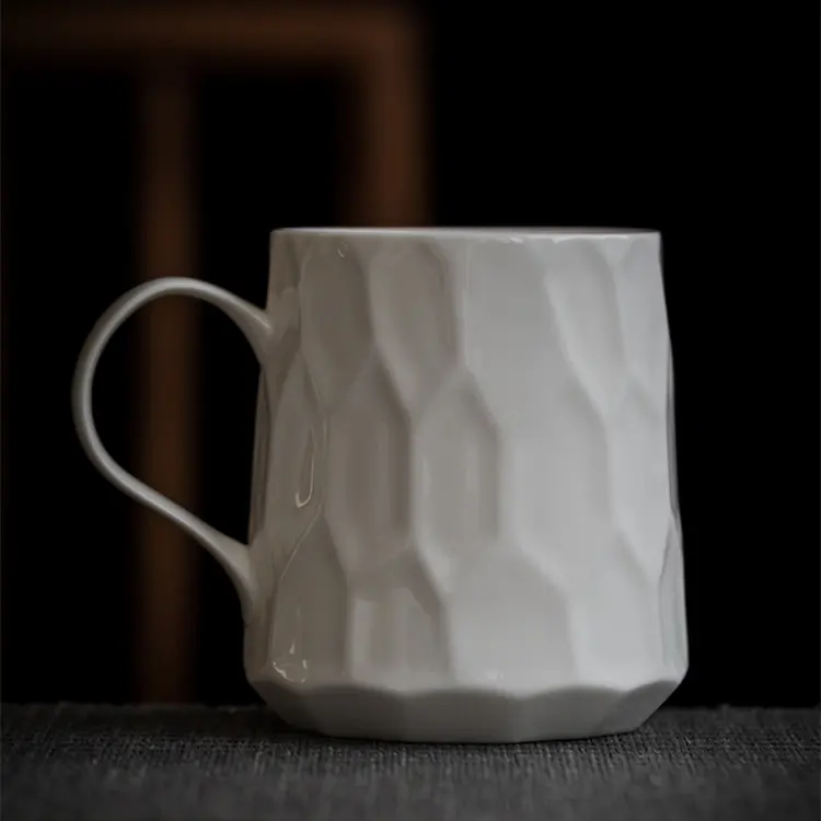 Vente en gros Grande tasse à café créative spéciale 13oz en céramique blanche de luxe pour l'eau et le thé en porcelaine