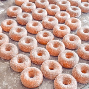 Décoration murale alimentaire en forme de faux donut en PU, modèle de donut décoratif pour fête, avec relief de glaçage au chocolat, en plastique fantaisie, effet de sucre compressé, promotionnel - Product Image 4