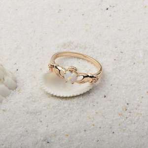 Anillo Claddagh Celta con Ópalo - Ópalo en Forma de Corazón y Diseño de Mano en Oro Rosa |   Joyería de Promesa Simbólica, Regalos al por Mayor - Product Image 4