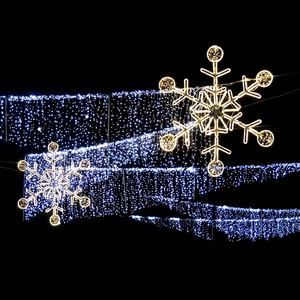 Guirlandes lumineuses en forme de flocon de neige pour la décoration des rues, des centres commerciaux et des festivals d'hiver - Product Image 1
