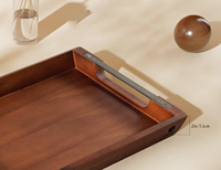 Plateau de service en bois d'acacia écologique avec poignées métalliques 17x13 pouces, design bohème pour table basse, petit-déjeuner/dîner, bar, décoration rustique