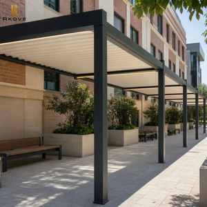 Pérgola de aluminio con motor y persianas ajustables RKOVE, montada en la pared, para pasillos comerciales, patios y terrazas, con luz LED para oficinas, hoteles y sombra exterior. - Product Image 1