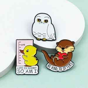 Broche Criativo Estilo Inglês com Desenho de Pequenos Animais: Imagem Fofa de Lontra e Águia, Emblema Decorativo para Mochila - Product Image 2