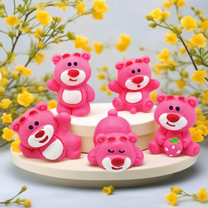 แม่เหล็กเรซิ่นรูปหมีสตรอว์เบอร์รี่สีแดงสดใส 3 มิติ การ์ตูนตกแต่งตู้เย็น DIY เครื่องประดับตกแต่งรถยนต์ พวงกุญแจ - Product Image 4