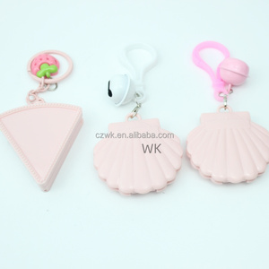 Cadeau souvenir DIY personnalisé, miroir de poche miniature pliable en forme de cœur rond avec logo en époxy doré, tube à gloss avec porte-clés - Product Image 6