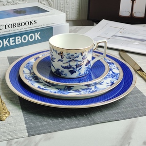 Service de table en porcelaine fine avec bordure dorée, vente en gros, décoration de mariage en céramique, ensemble de vaisselle bleue, best-seller - Product Image 3