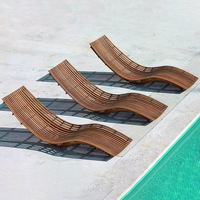 Chaise longue d'extérieur en teck massif avec structure en acier inoxydable pour jardin et bord de piscine