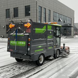 Balayeuses électriques Fresh Designs avec larges bandes de nettoyage pour routes publiques et aires de stationnement – Machine de balayage routier - Product Image 2