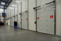 Porte sectionnelle industrielle à levage vertical automatique en acier galvanisé avec isolation thermique et double couche de plaque d'acier