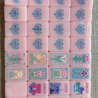 Jeu de Mahjong transfrontalier de style européen et américain pour 4 joueurs ; Tuiles en acrylique à quatre couches et blocs de couleur, mélangeées à la main aux États-Unis, avec boîte en carton