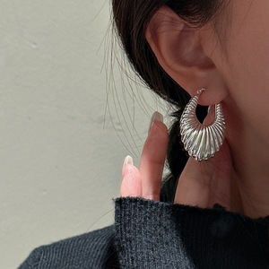 S925 Sterling Silver Style Coréen Rétro Grain Vertical Boucles D'oreilles Simple À La Mode Creux Artisanat Niche Design Version Boucles D'oreilles - Product Image 1