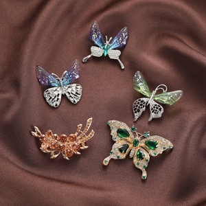 Broche de compromiso para mujer, personalizable al por mayor, de alta calidad, con diseño de mariposa vintage en aleación de oro y circonita de cristal engastada en bisel. - Product Image 1