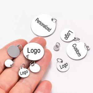 Ciondoli e Targhette Metalliche per Gioielli in Acciaio Inossidabile con Logo di Design Personalizzato Inciso, Placcatura PVD Oro, Argento e Nero, e Lettere Stampate - Product Image 2