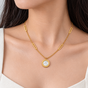 Collar con Colgante de Bisel Romano de Acero Inoxidable, Chapado al Vacío en Oro de 14K, Opciones en Blanco y Negro con Madreperla - Product Image 4