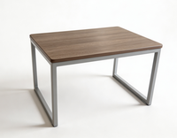 Table asymétrique multi-usage avec plateau en pierre technique et panneau de pieds extérieur plus petit, fini avec un plateau en pierre technique