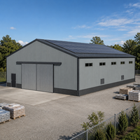 Bâtiment d'entrepôt extérieur en structure acier avec porte coulissante et toit à panneaux solaires pour usage en cour
