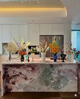 Comptoir d'îlot de cuisine en quartz rose quatre saisons sur mesure, dalle de pierre naturelle pour la rénovation de cuisine de villa