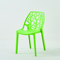 Chaises de restaurant bon marché en plastique coloré pour la restauration, tables et chaises d'extérieur pour cafés, chaises de café.