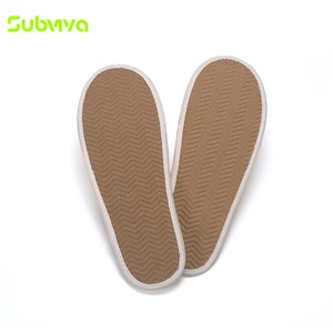 Chaussons d'hôtel et de spa en toile douce avec logo personnalisé, à bout fermé, semelle en liège, jetables, pour hôtels et gîtes - Product Image 3