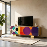 Meuble TV en bois massif multicouche, design géométrique coloré, base en métal doré pour un intérieur contemporain