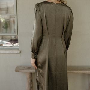 Vestido de satén de talla grande para mujer con manga larga abullonada, cuello redondo, plisado y abertura, ideal para oficina o eventos de noche. - Product Image 2