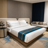 Lit de luxe moderne avec tête de lit arrondie crème, base basse en bois, finition foncée, panneau de commande intégré, pour hôtel, taille King