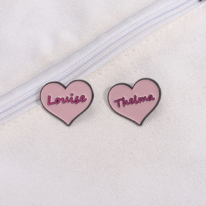 Corazón <span class=keywords><strong>Rosa</strong></span> <span class=keywords><strong>nombre</strong></span> inglés Louise esmalte pines Thelma <span class=keywords><strong>película</strong></span> Metal broches insignia citas divertidas Punk solapas joyería regalo para amigos - Product Image 2
