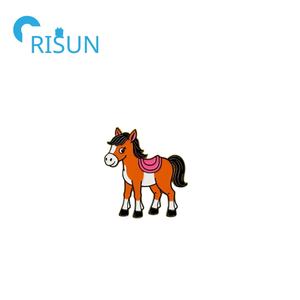 Fabrication d'épingles à cheval en émail Broche de cheval en cours d'exécution Pegasus Flying Horse Lapel Pin Badge personnalisé en fer à cheval de <span class=keywords><strong>course</strong></span> en émail - Product Image 2