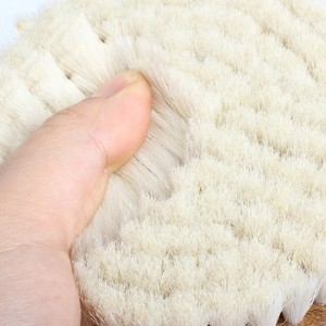 Suministros de cepillo de pelo de caballo Eliminación de flotador Limpieza Cerdas naturales redondas de madera Peines para mascotas Cepillo seco para caballos - Product Image 4