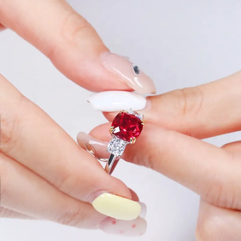 9K 10K 14K 18K perhiasan emas padat tiga batu cincin lab dibuat ruby dan putih moissanite bantal potong 9x9mm lab tumbuh cincin Rubi