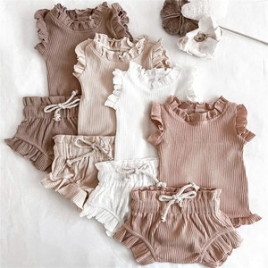 Vente en gros de 2 ensembles de vêtements pour bébés nouveau-nés en coton côtelé, combinaison avec volants et bloomers pour enfants - Product Image 1