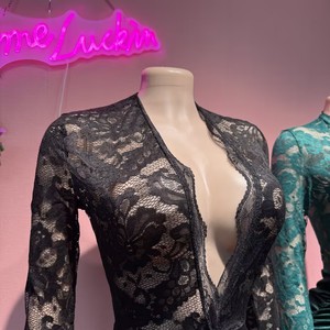 Comeluckin Abito Sexy in Velluto con Patchwork, Elegante Vestito da <span class=keywords><strong>Donna</strong></span> con Scollo a V Profondo in Pizzo, Orlo Plissettato a Strati, Mini Abito Aderente Sexy da Festa - Product Image 3