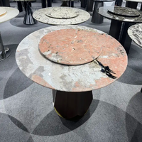 Table à manger ronde avec plateau en marbre rose Pandora, base géométrique dorée, mobilier moderne de luxe pour salon