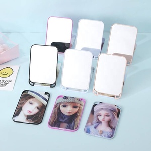 Espejo de Bolsillo Plegable con Diseño de <span class=keywords><strong>Muñeca</strong></span> Adorable, Espejo Compacto Lenticular, Espejo Cosmético Portátil de Plástico para Niñas, Venta al Por Mayor - Product Image 1
