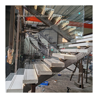Escalier droit moderne en acier avec marches en pierre de quartz, éclairage LED, garde-corps en verre pour appartement, hall, sous-sol – Écologique