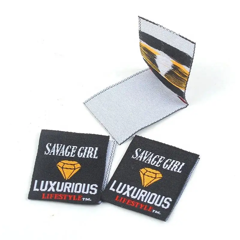 Etiquetas de pescoço com logotipo de marca registrada de diamante personalizado em estoque, etiquetas tecidas à máquina para roupas femininas