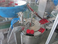 Machine de fermeture automatique 28/410 Flip 24/410 20/415 pour bouteilles de parfum, cosmétiques et aliments – Machine de fermeture de bouchons à clapet