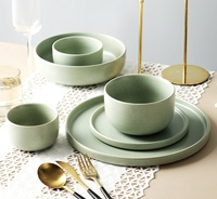 Assiette à dîner en grès personnalisée en gros, peinte à la main, couleur vert menthe