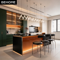 Meubles de cuisine sur mesure vert foncé avec îlot central et vitrine lumineuse pour villa, hôtel, appartement