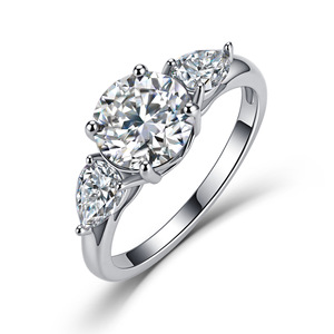 Anillo de Compromiso de <span class=keywords><strong>Plata</strong></span> <span class=keywords><strong>S925</strong></span> Chapado en Oro de 18K con Tres Diamantes Cultivados en Laboratorio, Certificado IGI, Claridad VVS1 de 1.5CT para Mujer - Product Image 2