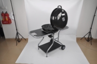 Barbecue à charbon de bois moderne et luxueux NL de 22 pouces avec chariot, structure en fer, finition émaillée et tables latérales double face pour les fêtes