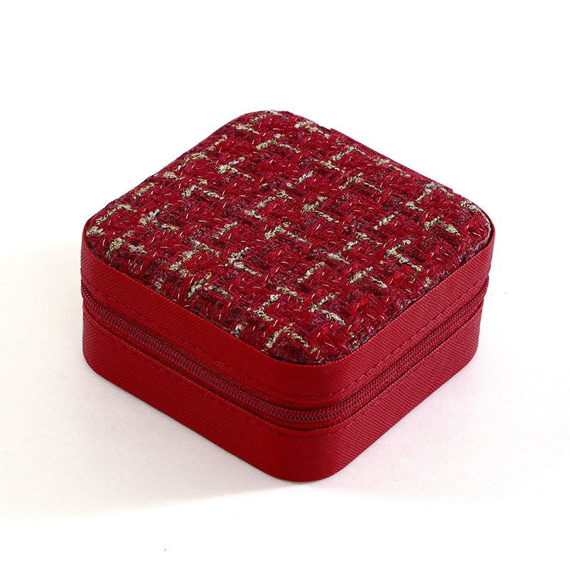 Petite boîte à bijoux carrée, bordeaux parfumé et tendance.