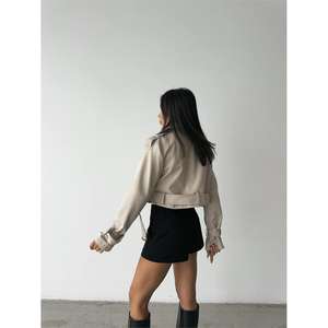 Abrigo Corto Tipo Gabardina para Mujer con Cinturón Decorativo de Piedras - Product Image 3