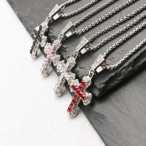 Collana in Lega con Diamante Rosa e Ciondolo a Croce Religiosa Tempestato di Diamanti, Accessorio Quotidiano per Preghiera e Devozione - Product Image 5