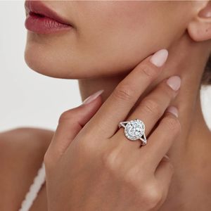 Anillo de compromiso SGARIT personalizado de oro de 14K con moissanita de 2 quilates de corte redondo y halo, con detalles en pavé, color VVS D para mujer - Product Image 5