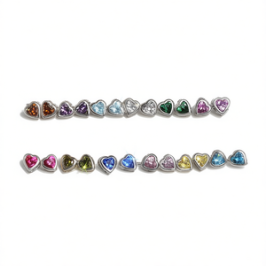 Boucles d'oreilles en forme de cœur plaqué argent avec strass en cristal pour un usage quotidien, bijoux unisexes mignons en alliage de zinc avec serti clos - Product Image 1