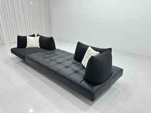 غرفة معيشة بأسلوب إيطالي بسيط مع أريكة بدون ذراعين ومساند ظهر قابلة للتحريك على جانبي الكرسي. تم شراؤه من متجر. - Product Image 6